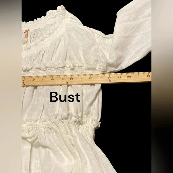 Free People ivory colored ladies top size XS
BIN 29 - Picture 9 of 9